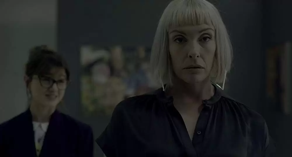 「ベルベット・バズソー: 血塗られたギャラリー​」トニ・コレット & ナタリア・ダイアーの画像