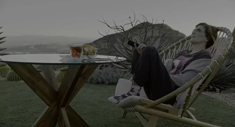 「ベルベット・バズソー: 血塗られたギャラリー​」レネ・ルッソの画像