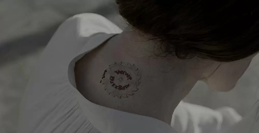 「ベルベット・バズソー: 血塗られたギャラリー​」レネ・ルッソの画像