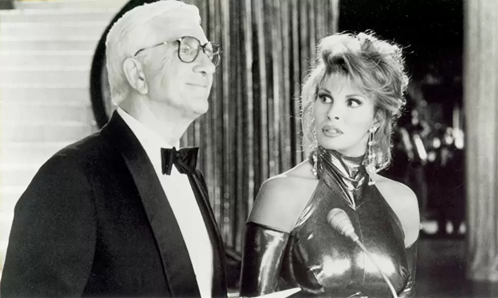 「裸の銃を持つ男PART33 1／3 最後の侮辱」ラクエル・ウェルチ & レスリー・ニールセンの画像