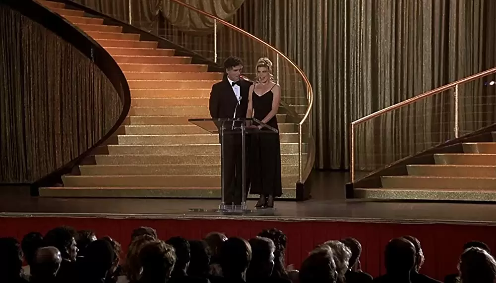 「裸の銃を持つ男PART33 1／3 最後の侮辱」マリエル・ヘミングウェイ & エリオット・グールドの画像