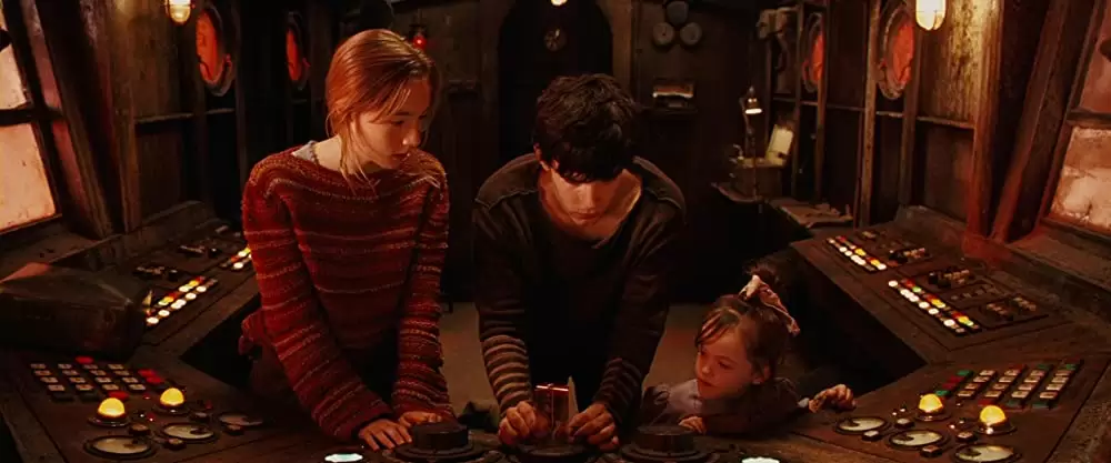 「エンバー 失われた光の物語」シアーシャ・ローナン & ハリー・トレッダウェイの画像