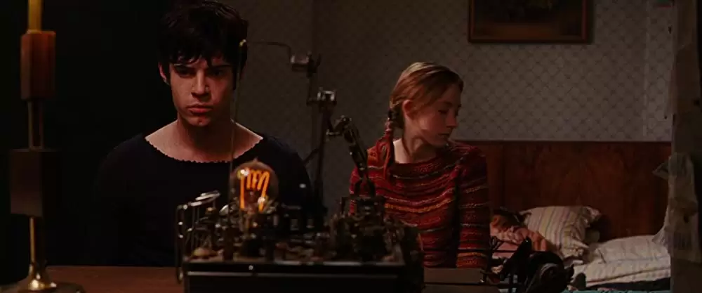 「エンバー 失われた光の物語」シアーシャ・ローナン & ハリー・トレッダウェイの画像