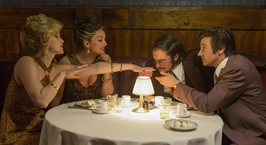 「アメリカン・ハッスル」クリスチャン・ベール & ジェレミー・レナー & エリザベス・ローム & ジェニファー・ローレンスの画像