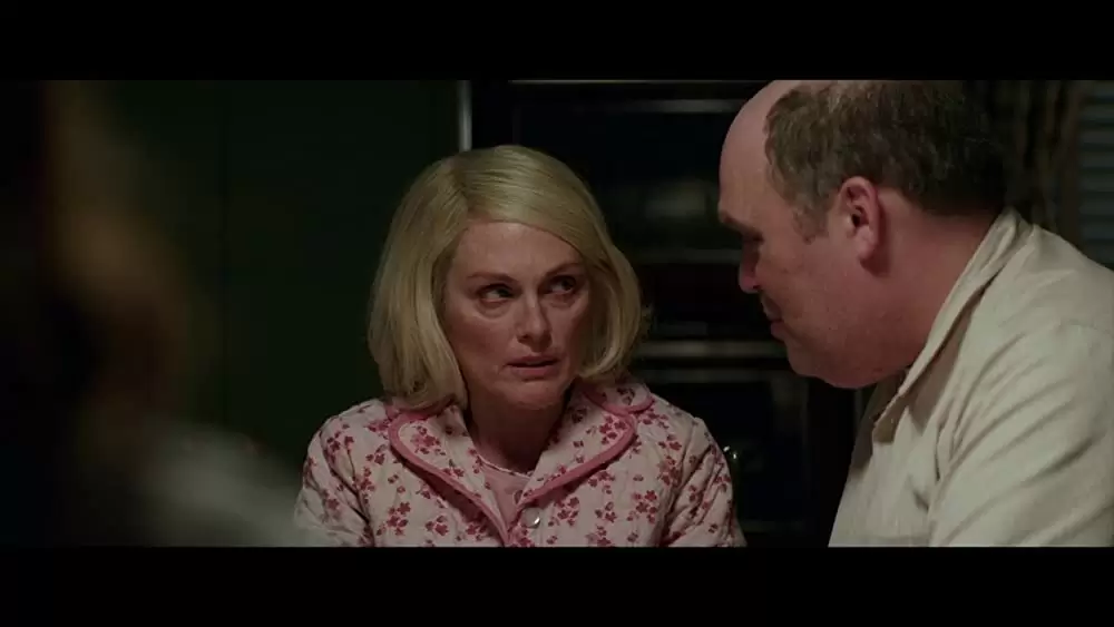 「サバービコン 仮面を被った街」ジュリアン・ムーア & グレン・フレシュラーの画像