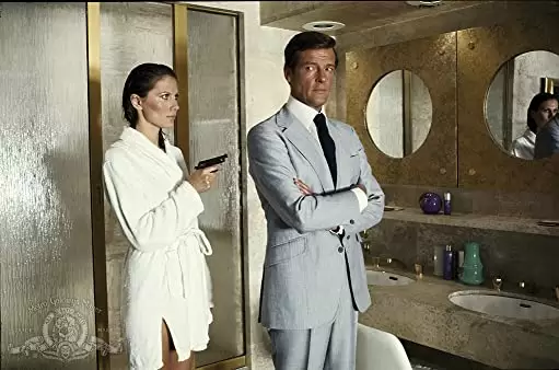 「007／黄金銃を持つ男」ロジャー・ムーア & モード・アダムスの画像