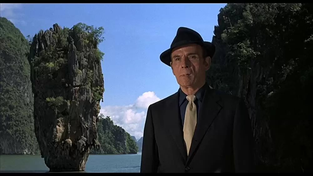 007/黄金銃を持つ男の画像