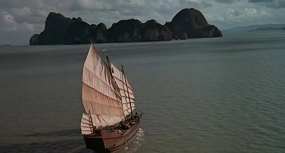 007/黄金銃を持つ男の画像