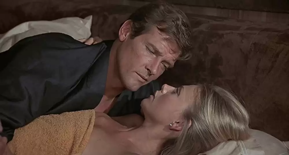 007/黄金銃を持つ男の画像