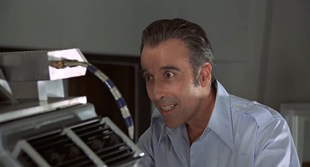 007／黄金銃を持つ男の画像