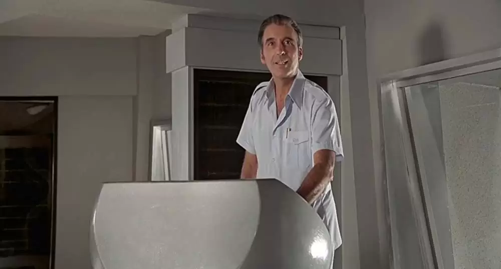 007/黄金銃を持つ男の画像