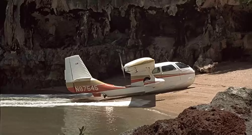 007/黄金銃を持つ男の画像