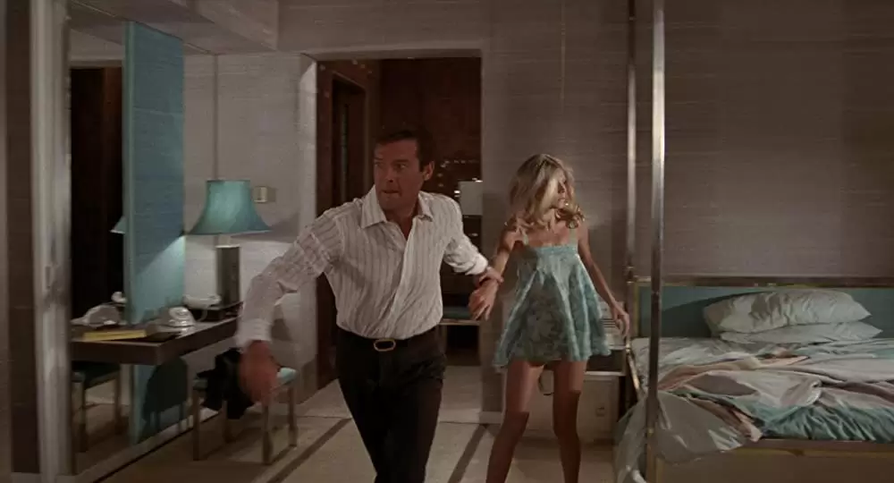 007/黄金銃を持つ男の画像