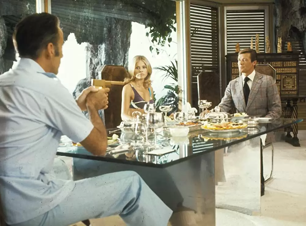 「007／黄金銃を持つ男」クリストファー・リー & ロジャー・ムーア & ブリット・エクランドの画像