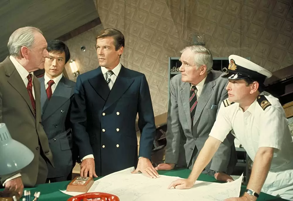 「007／黄金銃を持つ男」ロジャー・ムーア & デズモンド・ルウェリン & バーナード・リー & スン・テク・オーの画像