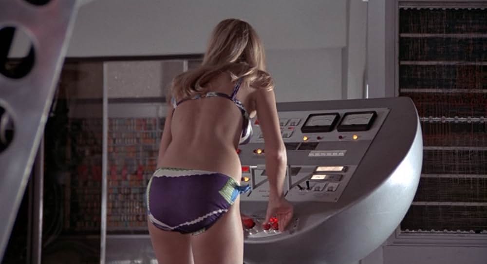 007/黄金銃を持つ男の画像