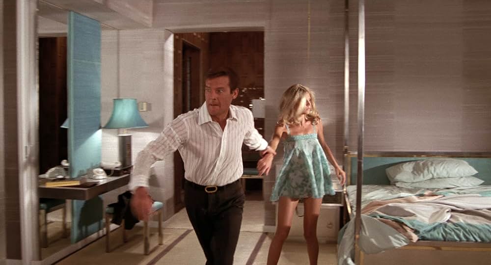 007／黄金銃を持つ男の画像