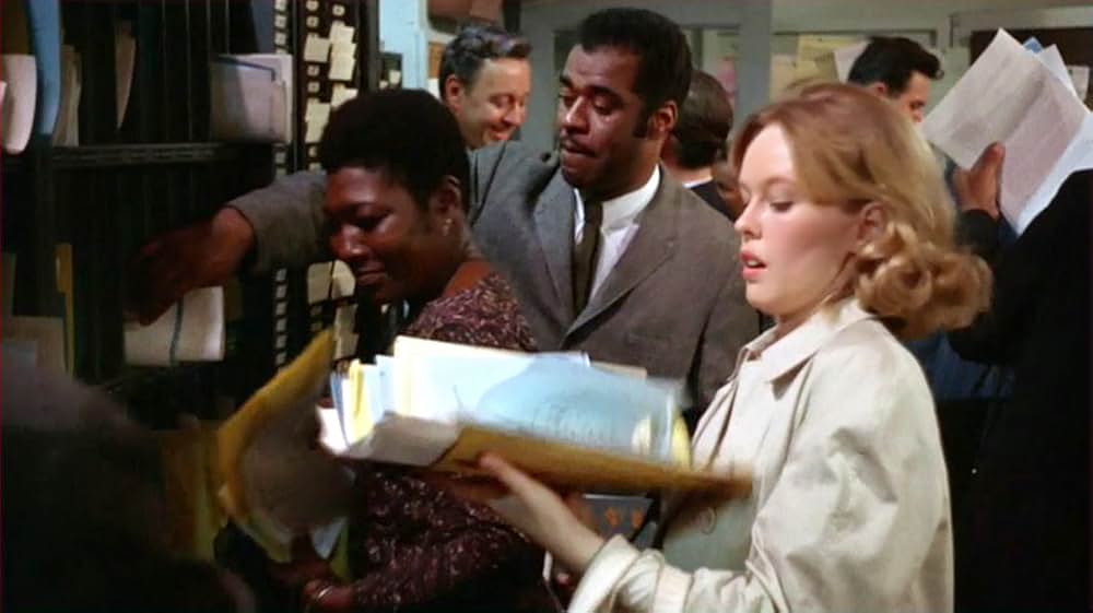 下り階段をのぼれの画像