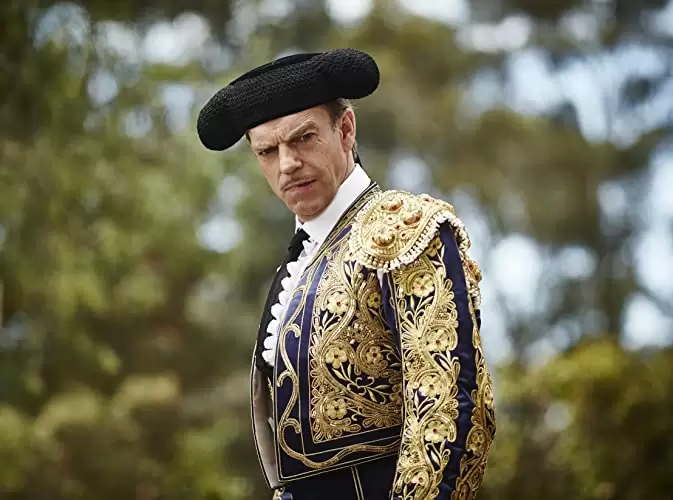 「リベンジャー 復讐のドレス」ヒューゴ・ウィービングの画像