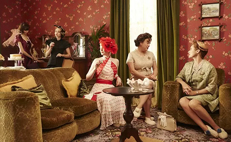 「リベンジャー 復讐のドレス」キャロライン・グッドオール & Sacha Horler & サラ・スヌークの画像