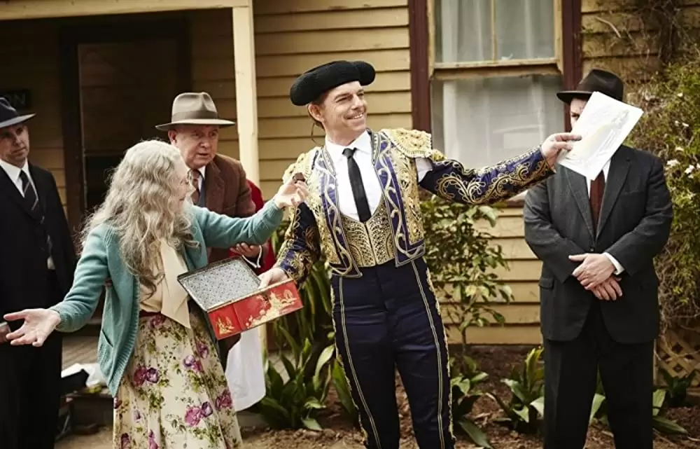 「リベンジャー 復讐のドレス」Julia Blake & ヒューゴ・ウィービングの画像