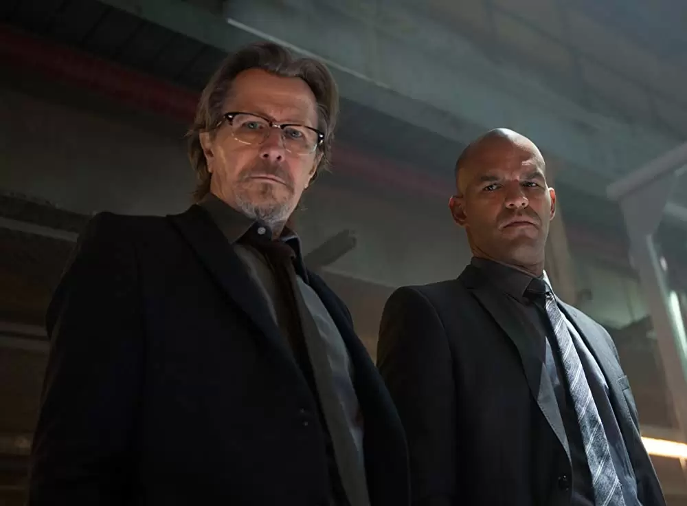 「クリミナル ２人の記憶を持つ男」ゲイリー・オールドマン & アマウリー・ノラスコの画像