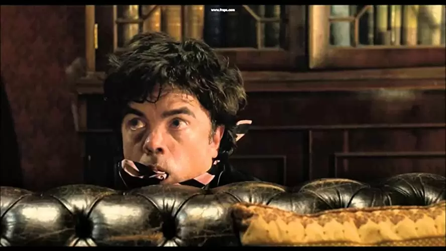 「ハウエルズ家のちょっとおかしなお葬式」ピーター・ディンクレイジの画像