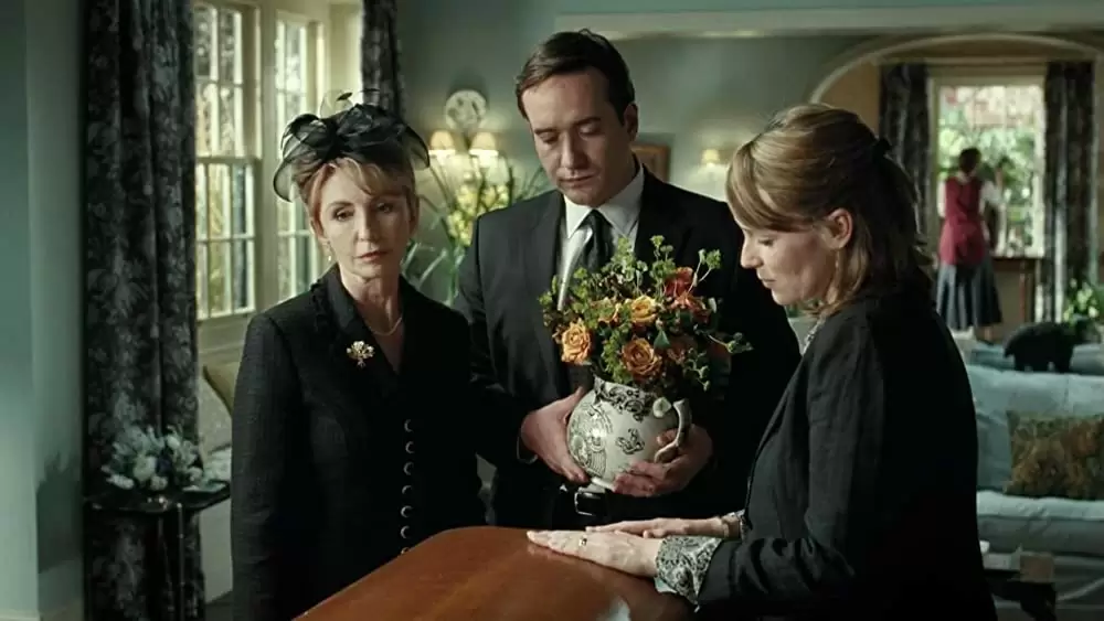 「ハウエルズ家のちょっとおかしなお葬式」ジェーン・アッシャー & キーリー・ホーズ & マシュー・マクファディンの画像