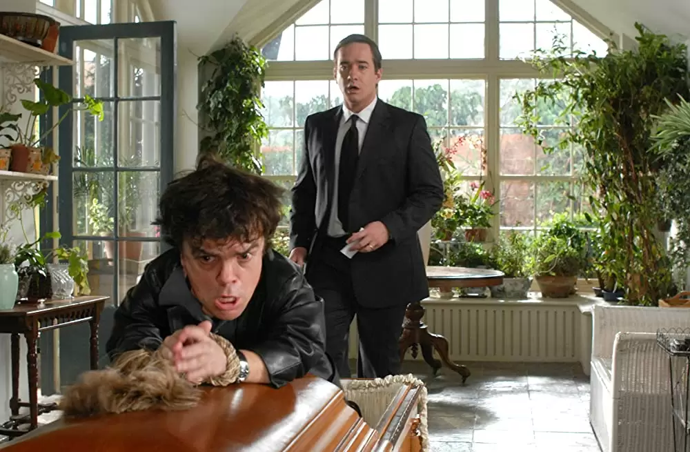 「ハウエルズ家のちょっとおかしなお葬式」ピーター・ディンクレイジ & マシュー・マクファディンの画像