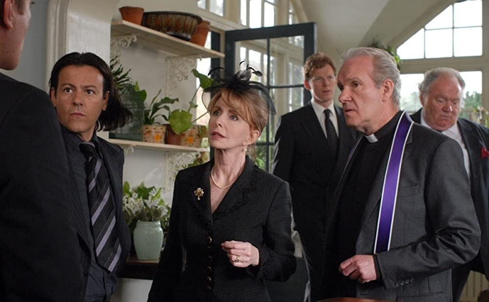 ハウエルズ家のちょっとおかしなお葬式の画像