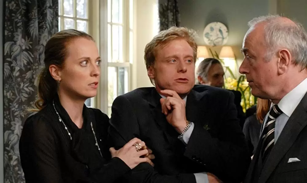 「ハウエルズ家のちょっとおかしなお葬式」Daisy Donovan & ピーター・イーガン & アラン・テュディックの画像