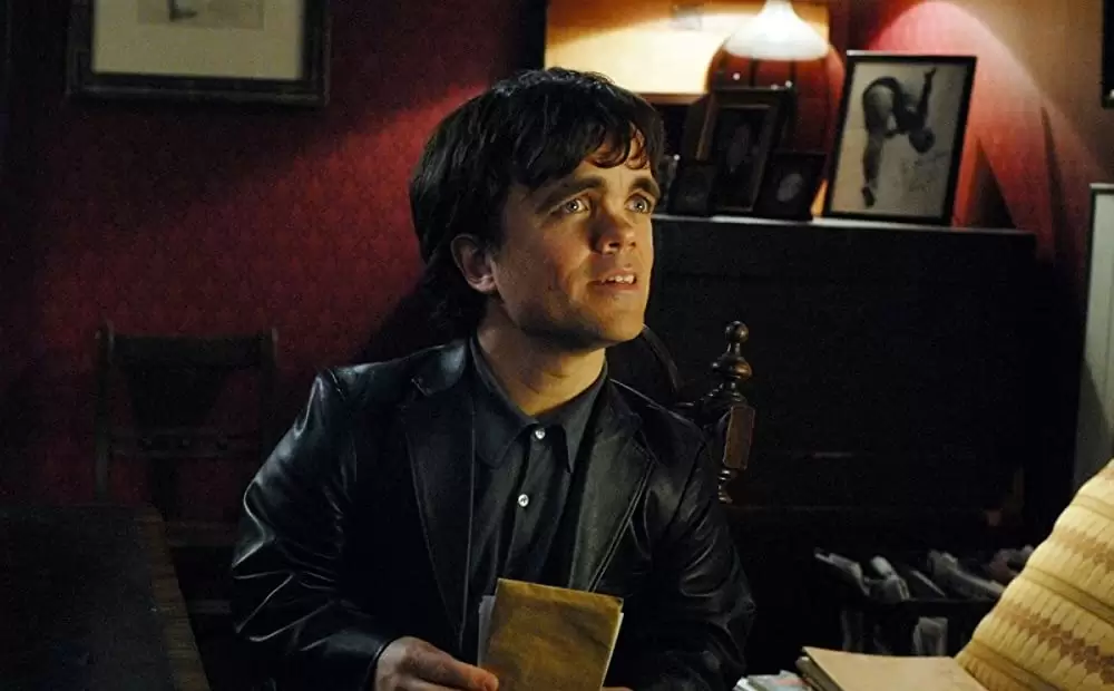 「ハウエルズ家のちょっとおかしなお葬式」ピーター・ディンクレイジの画像