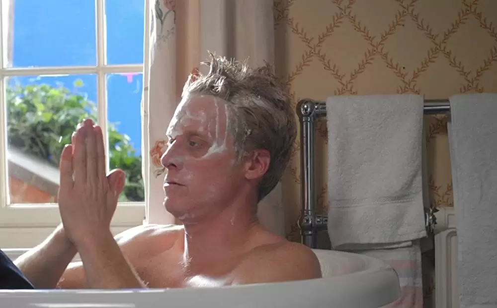 「ハウエルズ家のちょっとおかしなお葬式」アラン・テュディックの画像