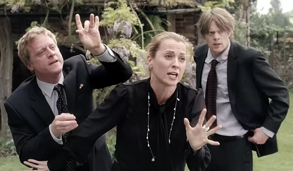 「ハウエルズ家のちょっとおかしなお葬式」Daisy Donovan & クリス・マーシャル & アラン・テュディックの画像