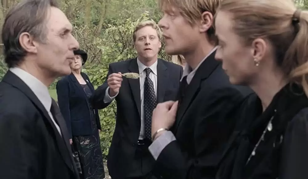 「ハウエルズ家のちょっとおかしなお葬式」Daisy Donovan & クリス・マーシャル & アラン・テュディックの画像