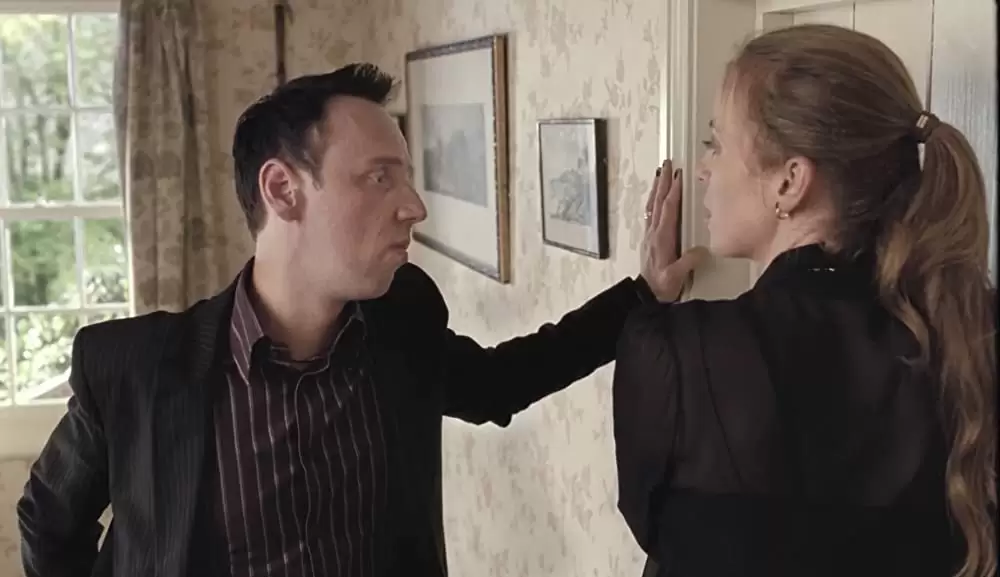 「ハウエルズ家のちょっとおかしなお葬式」ユエン・ブレムナー & Daisy Donovanの画像