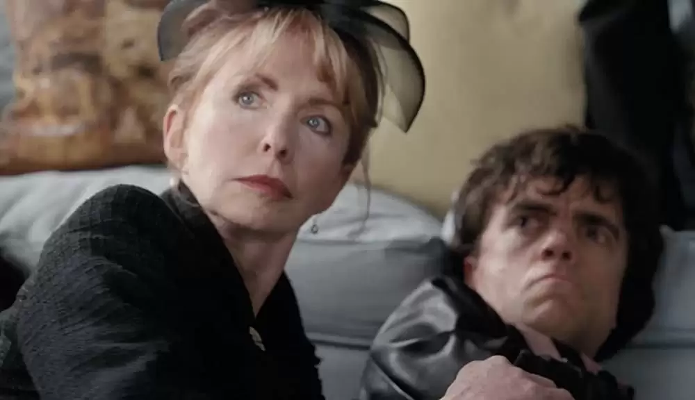 「ハウエルズ家のちょっとおかしなお葬式」ジェーン・アッシャー & ピーター・ディンクレイジの画像