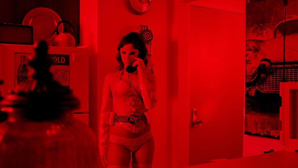 ネイキッド・リベンジ 赤の売春婦の写真