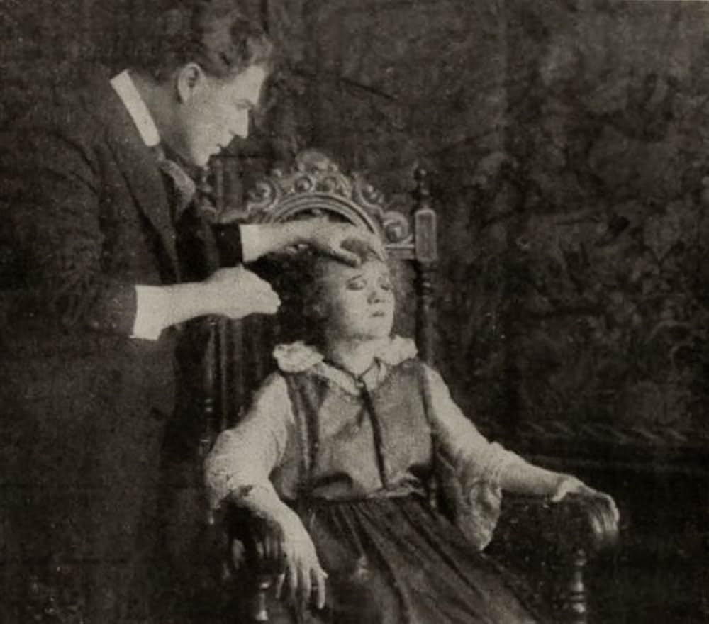 The Mysteries of Myra（原題）の画像