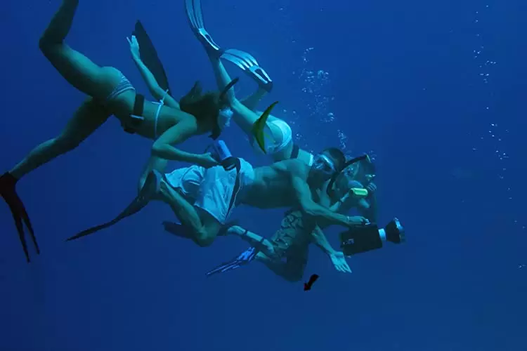 「イントゥ・ザ・ブルー」ジェシカ・アルバ & スコット・カーン & ポール・ウォーカー & アシュレイ・スコットの画像