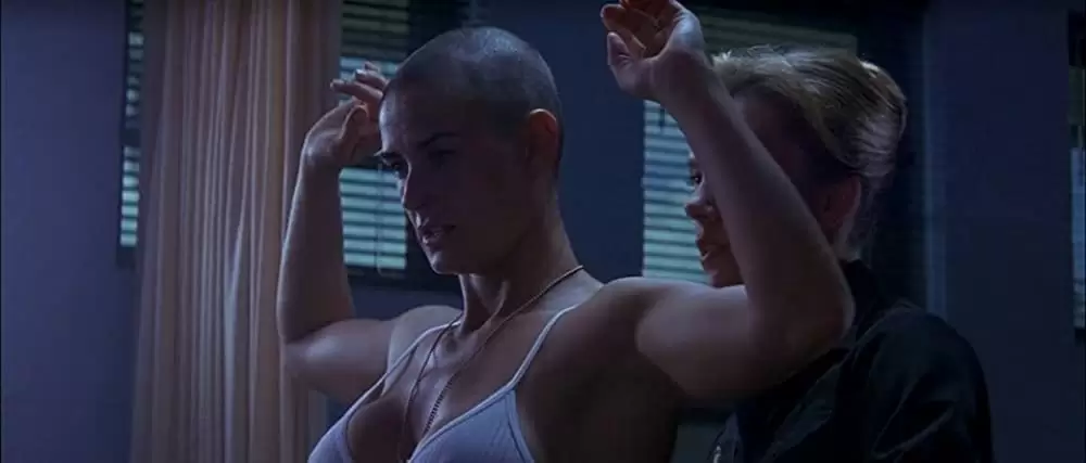 「G.I.ジェーン」デミ・ムーア & ルシンダ・ジェニーの画像