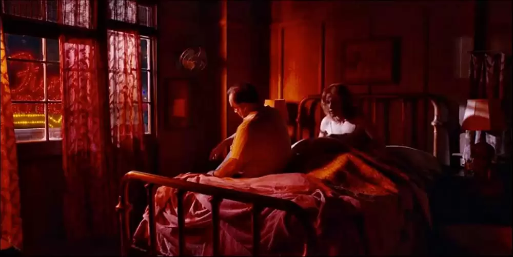 女と男の観覧車の画像