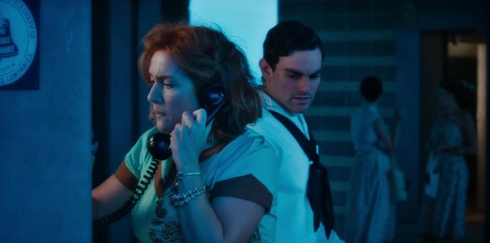 女と男の観覧車の画像