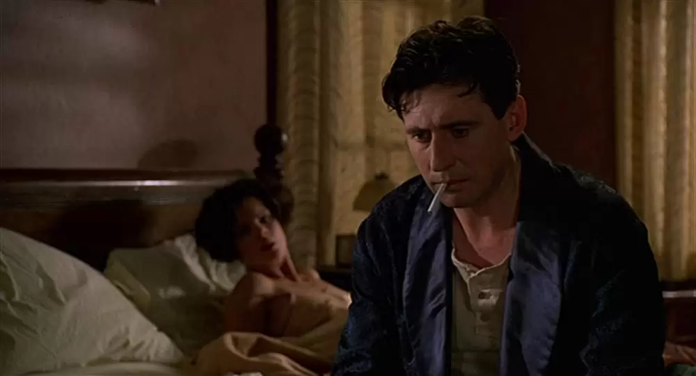 「ミラーズ・クロッシング」ガブリエル・バーン & マーシャ・ゲイ・ハーデンの画像