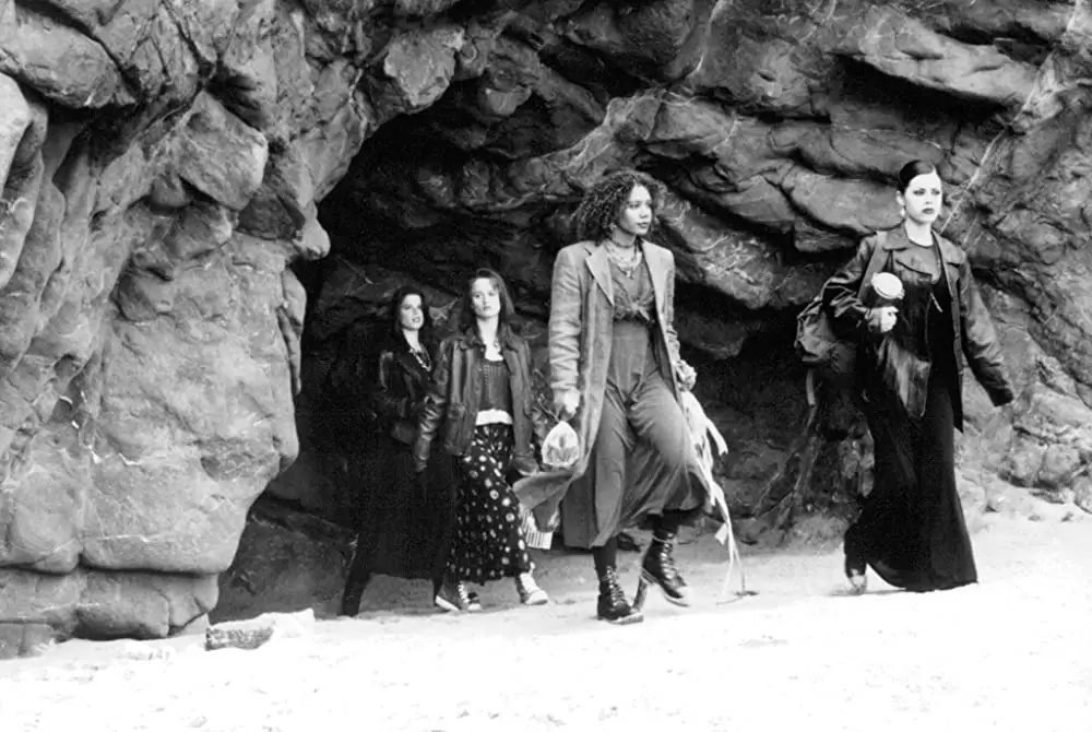 「ザ・クラフト」フェアルーザ・バーク & ネーブ・キャンベル & ロビン・タネイ & レイチェル・トゥルーの画像