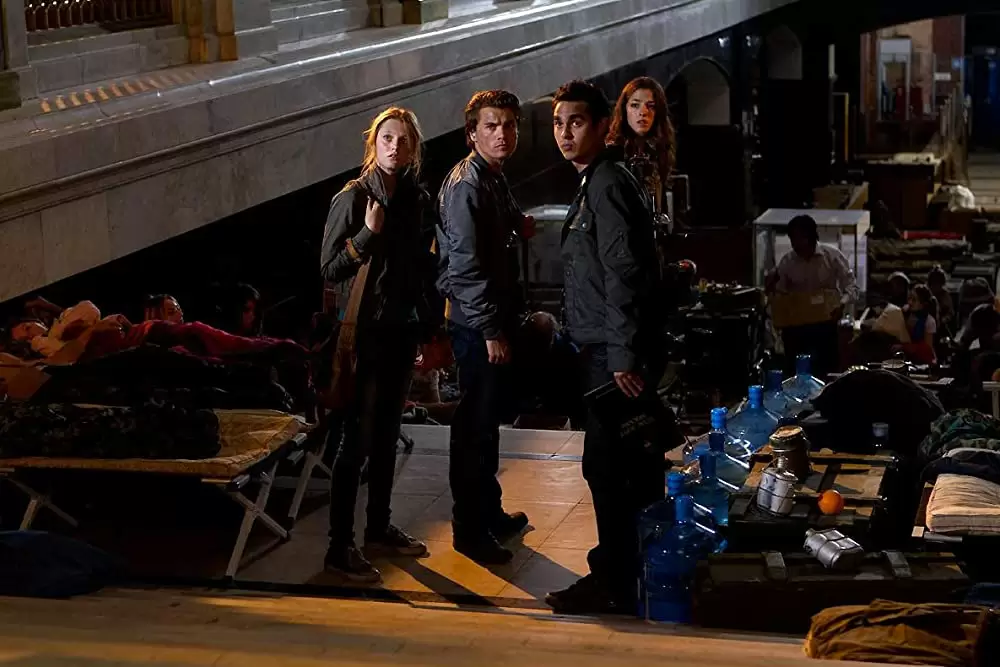 「ダーケストアワー 消滅」エミール・ハーシュ & マックス・ミンゲラ & オリビア・サールビーの画像