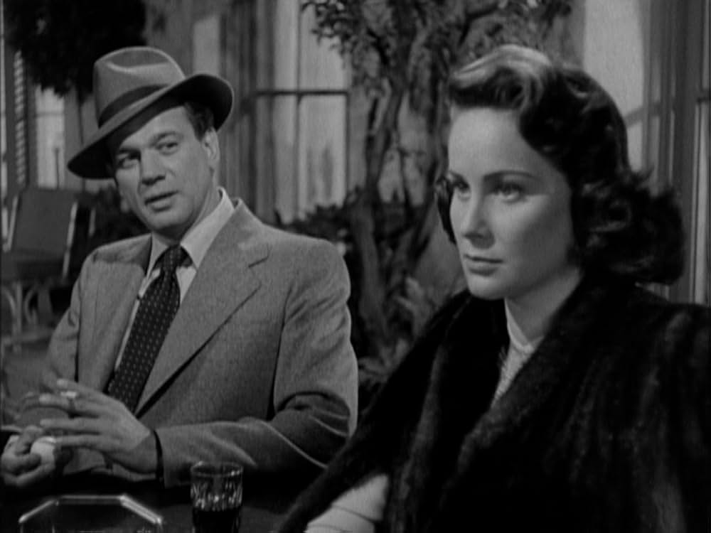 追いつめられた男の画像