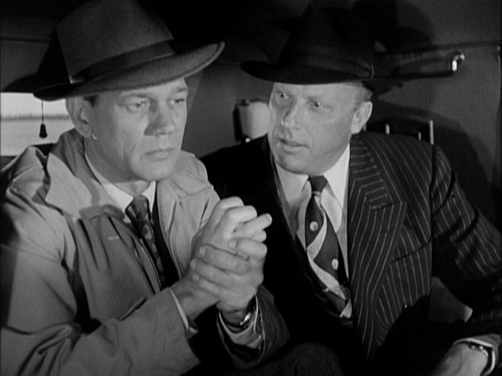 追いつめられた男の画像