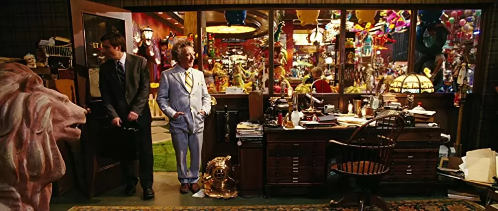 「マゴリアムおじさんの不思議なおもちゃ屋」ダスティン・ホフマン & ジェイソン・ベイトマンの画像