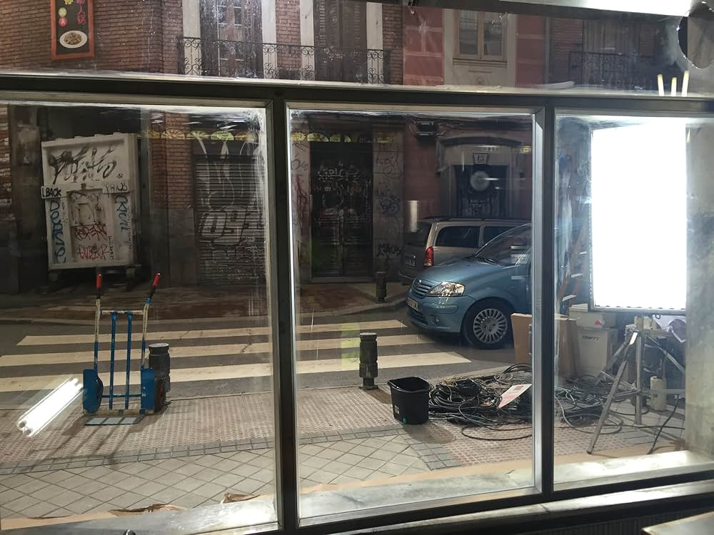 クローズド・バル 街角の狙撃手と8人の標的の画像